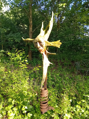 Louis 2 Verdal - Grande tète sur support métallique (In garden)(Bois, métal)